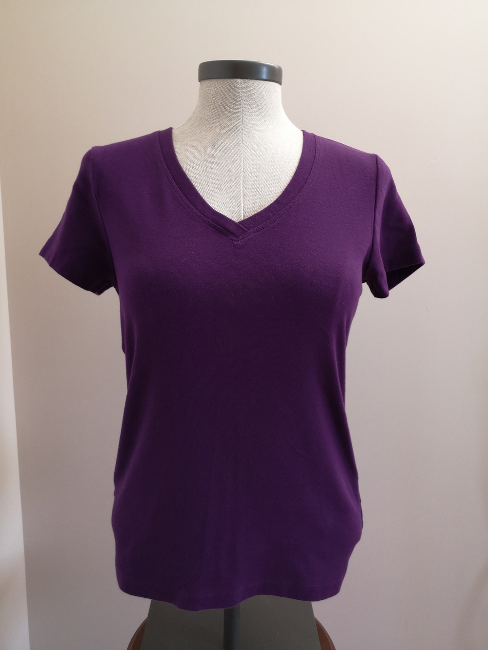 Denver Hayes Women's Size M V-Neck Tee - Deep Purple